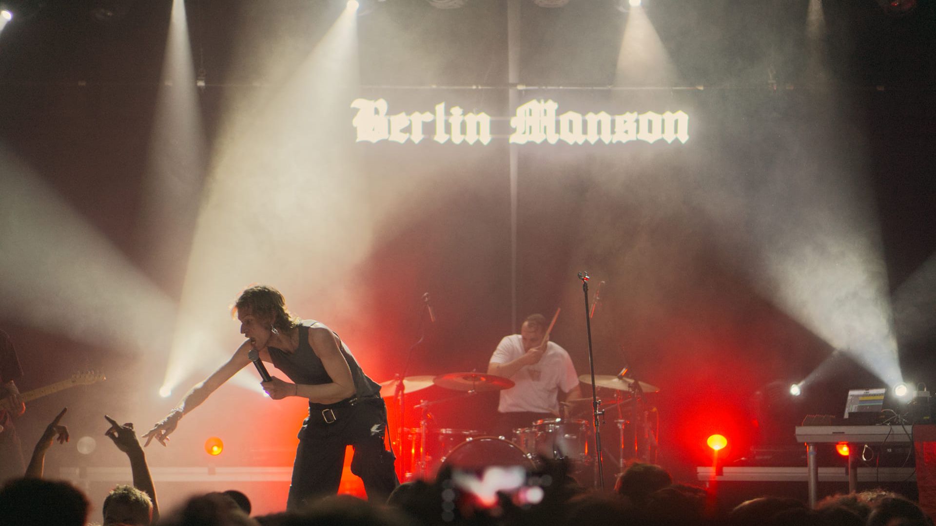 nechat-se-zradikalizovat-s-berlin-manson-a-vnorit-se-do-moshpitu-jako-past-1