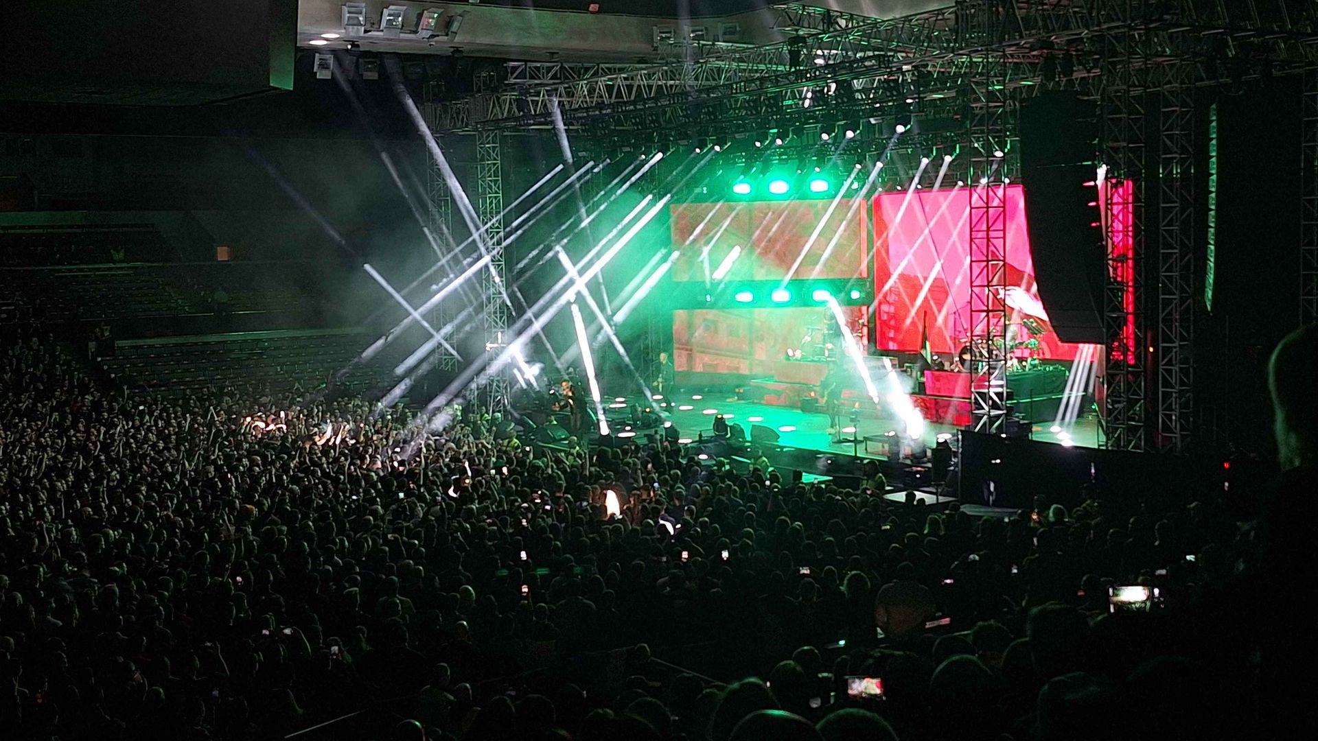 papa-roach-sve-fanousky-rozrezali-na-kusy-a-sesili-je-zpatky-dohromady-1