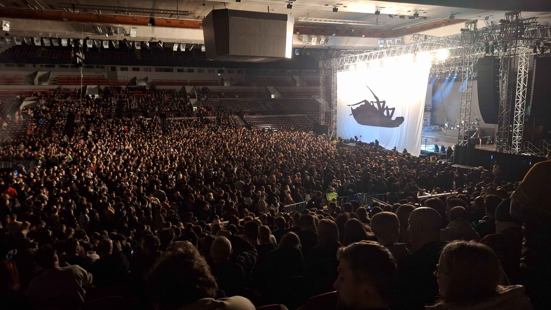 papa-roach-sve-fanousky-rozrezali-na-kusy-a-sesili-je-zpatky-dohromady-2